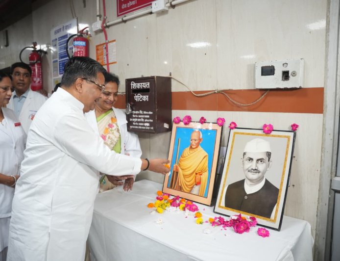 कैबिनेट मंत्री जयवीर सिंह ने अपने जन्मदिवस के अवसर पर श्यामा प्रसाद मुखर्जी (सिविल अस्पताल) में फल वितरित किए