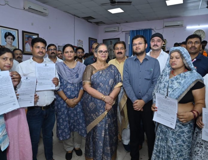 नगर निगम लखनऊ में सेवानिवृत्त कर्मचारियों का सम्मान एवं मृतक आश्रितों को नियुक्ति पत्र वितरण समारोह सम्पन्न