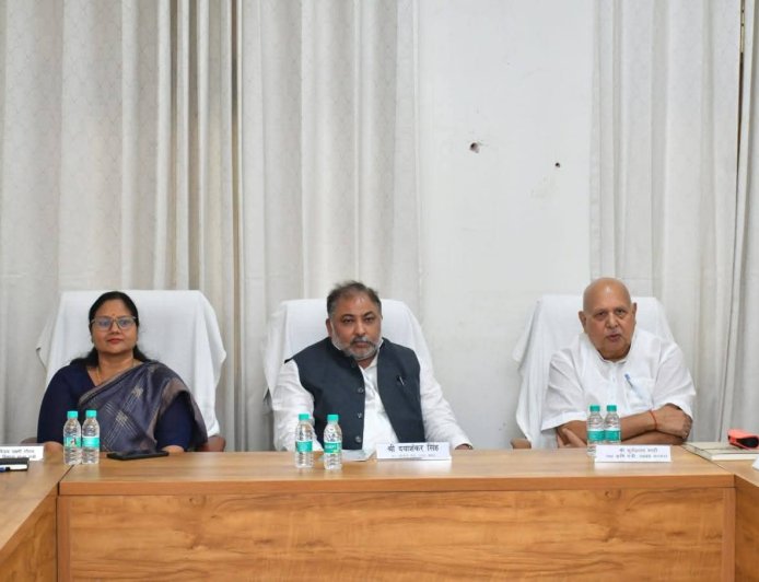 देवरिया में कोर कमेटी की बैठक संपन्न, प्रभारी मंत्री दयाशंकर सिंह और कृषि मंत्री सूर्य प्रताप शाही रहे मौजूद