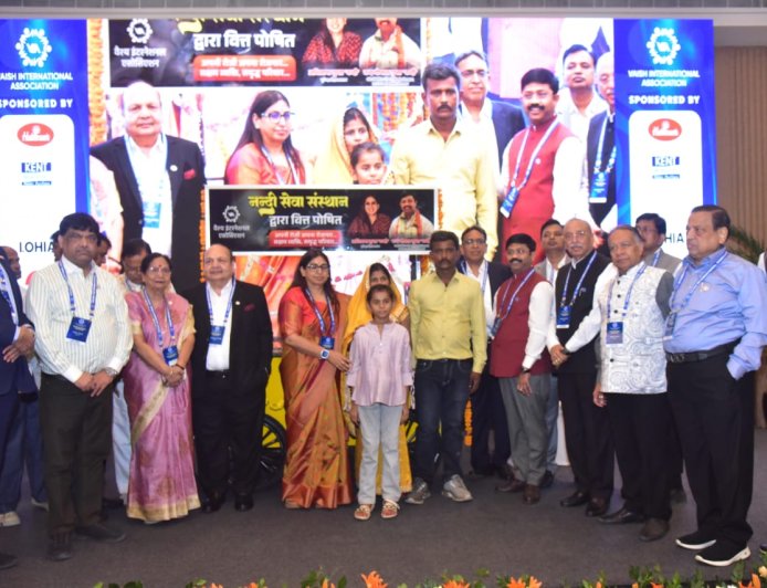 वैश्य समाज से जुड़े प्रयागराज के 60 सदस्यों एवं पूर्व महापौर के साथ मंत्री नन्दी कांक्लेव में हुए शामिल