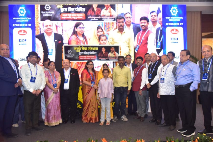 वैश्य समाज से जुड़े प्रयागराज के 60 सदस्यों एवं पूर्व महापौर के साथ मंत्री नन्दी कांक्लेव में हुए शामिल